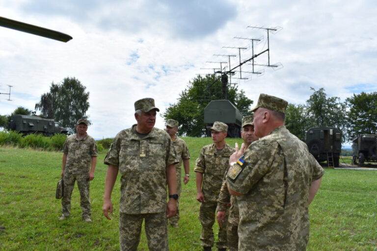 Командувач Повітряних Сил ЗСУ інспектував прикарпатських авіаторів (ФОТО)