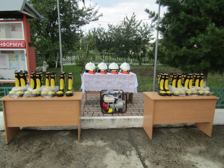 Поляки передали прикарпатським рятувальникам пожежну машину та спорядження (ФОТО)