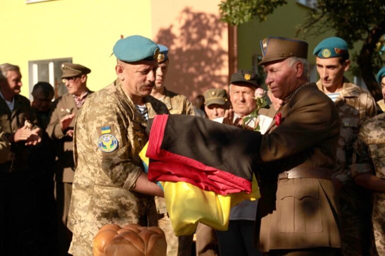 Атовцям з Прикарпаття передали прапори УПА та України (ФОТО)