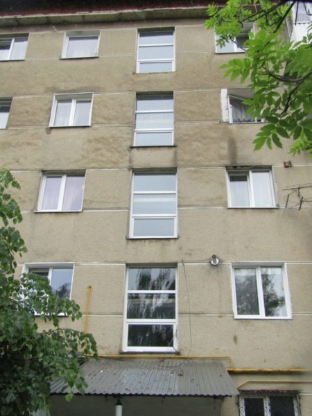 У старому будинку Надвірної замінили вікна (ФОТОФАКТ)