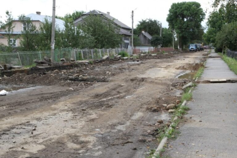 У Рожнятові проводять капітальний ремонт дороги