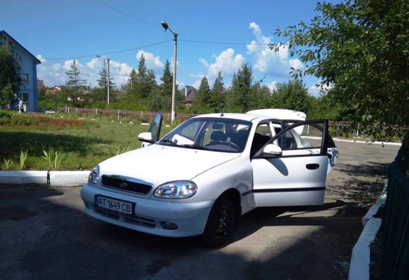 Для прикарпатської лікарні придбали санітарний автомобіль