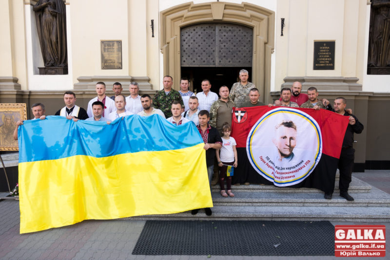 У Франківську освятили прапори, які повезуть у зону АТО (ФОТО)