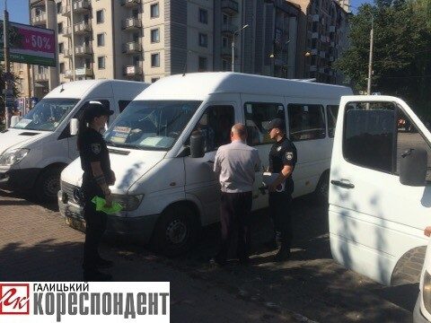 На франківському вокзалі патрульні перевіряли автобуси (ФОТО)