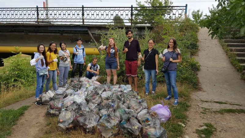 Іноземні студенти кличуть франківців спільно прибрати берег Бистриці (ФОТО)