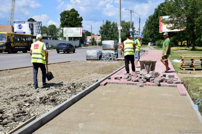 На Довженка почали встановлювати велодоріжку (ФОТО)