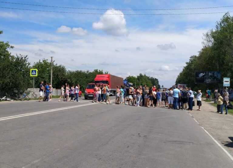 Дорога Івано-Франківськ-Богородчани досі перекрита: реакція соцмереж