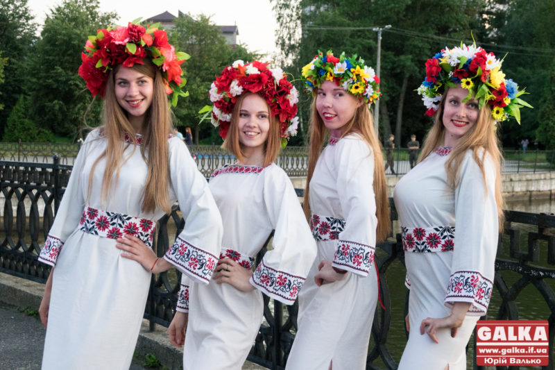 Купальська ніч на міському озері: дівчата плели вінки, мер палив багаття (ФОТО)