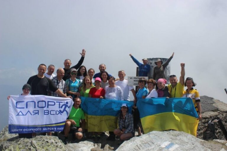 Прикарпатці підкорили найвищу вершину Східних Карпат, найбільше озеро і найвищий водоспад (ФОТО)