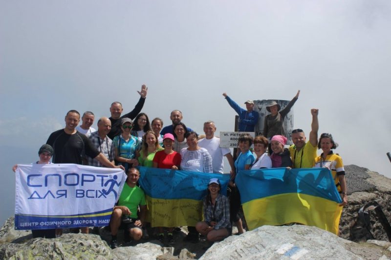 Прикарпатці підкорили найвищу вершину Східних Карпат, найбільше озеро і найвищий водоспад (ФОТО)