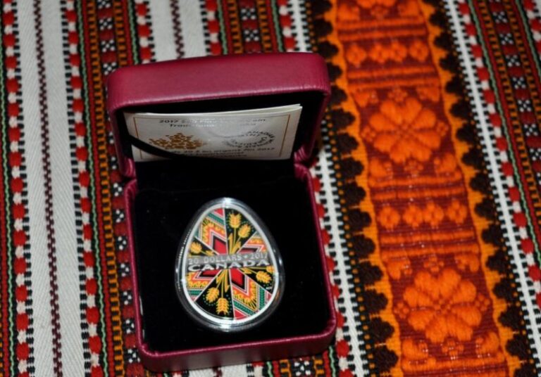 Музей писанки у Коломиї отримав цінний експонат з Королівського монетного двору Канади