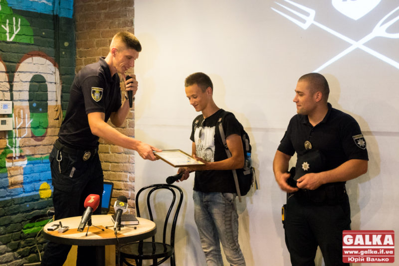 Головний патрульний Франківська нагородив юного героя (ФОТО)