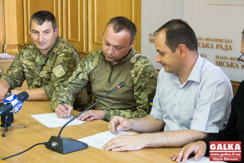 Угоду про безкоштовне  лікування бійців підписали атовці, міські рада та лікарня (ФОТО)