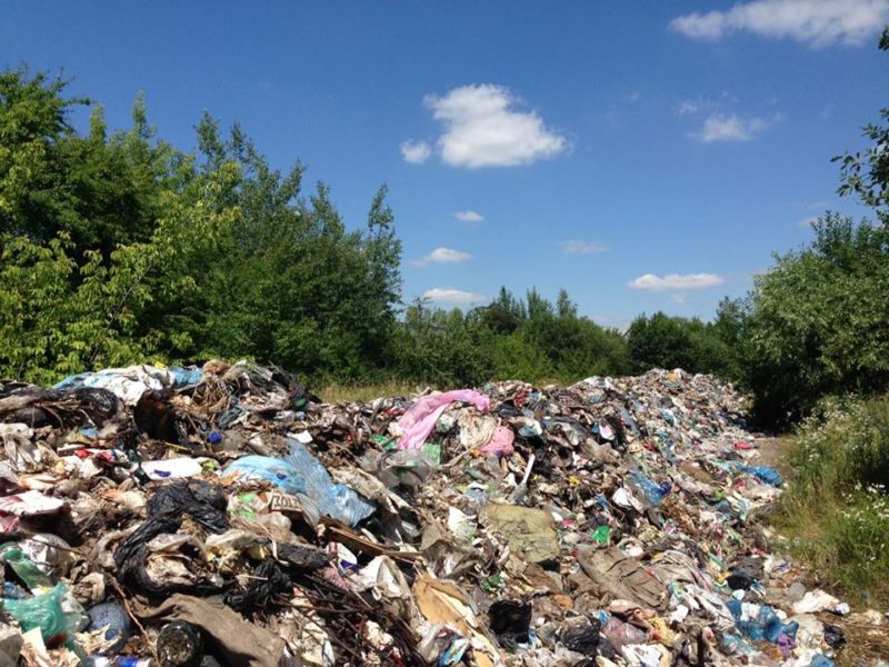 Вночі у Микитинцях викинули велику партію сміття