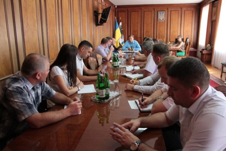 В обласній адміністрації радилися, як зупинити ввезення на Прикарпаття сміття зі Львова