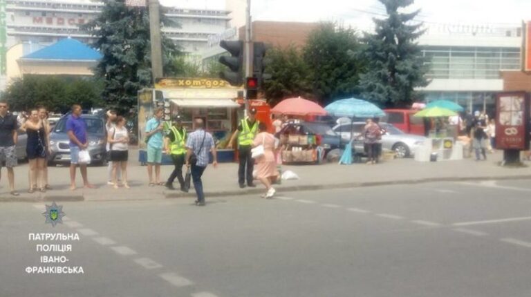 Патрульні вчили франківців, як переходити дорогу на світлофорі навпроти ЦУМу (ФОТО)
