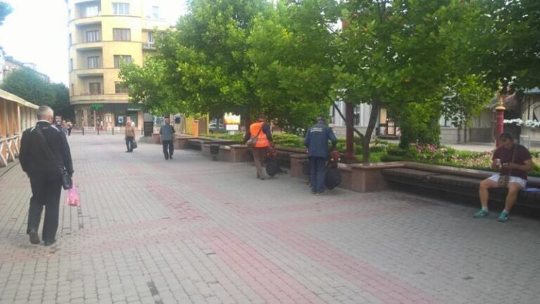 Франківських двірників “озброїли” ручними пилососами (ФОТО)