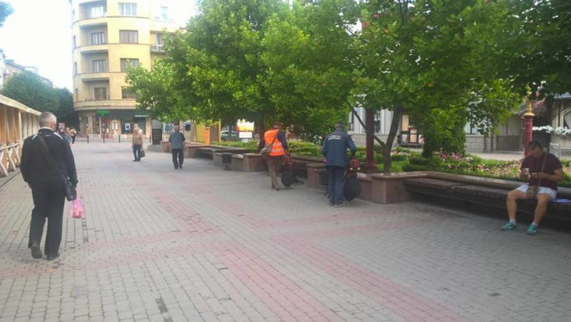 Франківських двірників “озброїли” ручними пилососами (ФОТО)