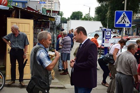Мер поспілкувався з людьми, які працюють на “п’яному базарі” (ФОТО)