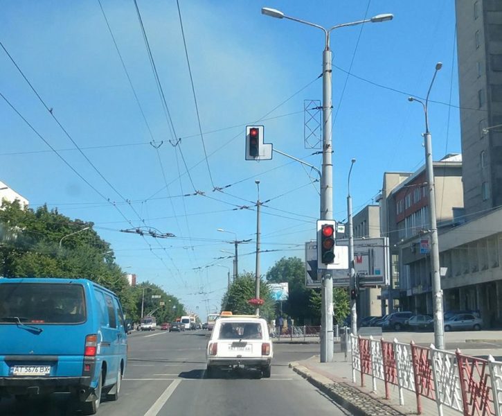 На світлофорі біля драмтеатру праву секцію замінили на зелену стрілку (ФОТОФАКТ)
