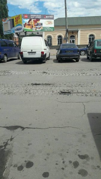 У  Коломиї танк понищив дорожнє покриття (ФОТО)