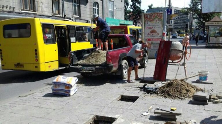 На Січових Стрільців почали облаштовувати зупинку (ФОТО)