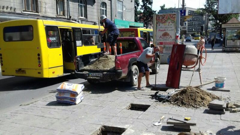 На Січових Стрільців почали облаштовувати зупинку (ФОТО)