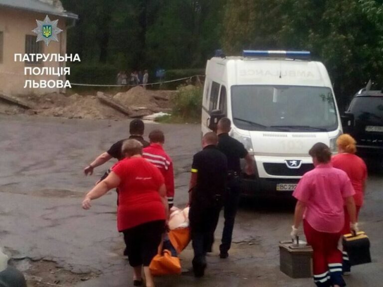 У львівській психлікарні пацієнт забарикадував відділення і важко травмував склом хворих (ВІДЕО)