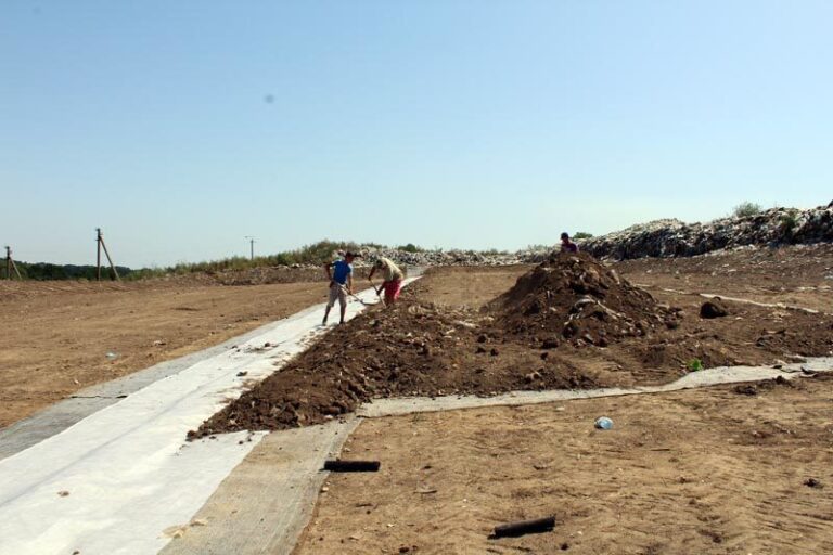 У Снятині облаштовують сміттєзвалище (ФОТО)