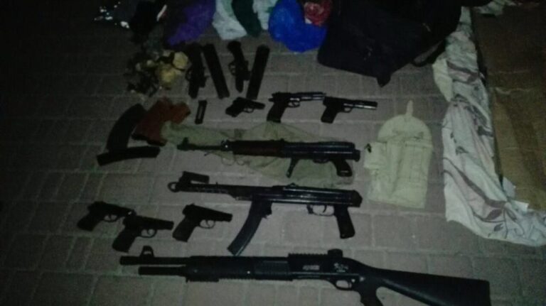 В місті виявили велику схованку зі зброєю та боєприпасами (ФОТО)