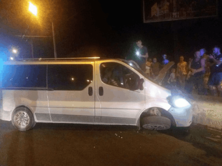 Вечірня ДТП на Пасічнянському мосту: водій розбитого Рено відмовився розповідати, що сталося (ФОТОФАКТ)
