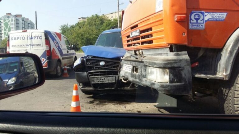 На Пасічній бетонозмішувач на колесах взяв на таран Фіат (ФОТО)