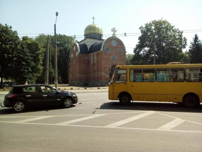 Поблизу вокзалу Рено розбилося об маршрутку (ФОТО)