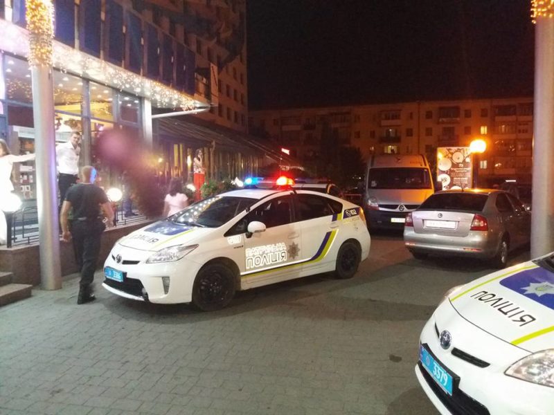 Франківські патрульні з сиренами наробили переполоху під весіллям, бо вирішили привітати колегу (ФОТОФАКТ)