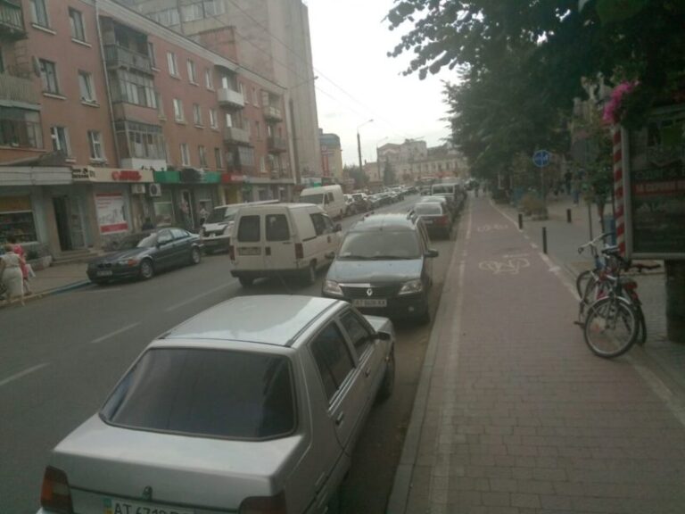 На велодоріжці у Франківську роверист травмував порушницю (ФОТО)