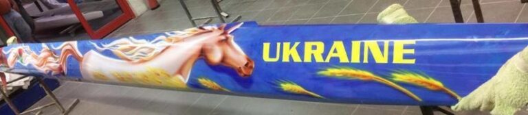 Для франківської каноїстки гарно розфарбували човен (ФОТО)