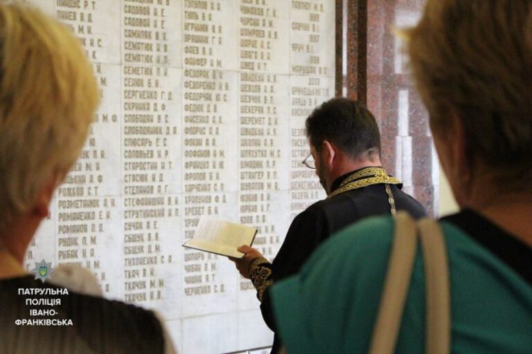 У Франківську вшанували загиблих поліціянтів (ФОТО)