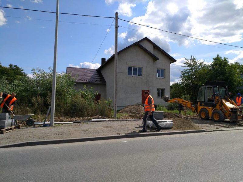 На дорогах Франківська бруківку кладуть африканці (ФОТОФАКТ)