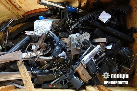 Місячник добровільної здачі зброї стартував на Франківщині