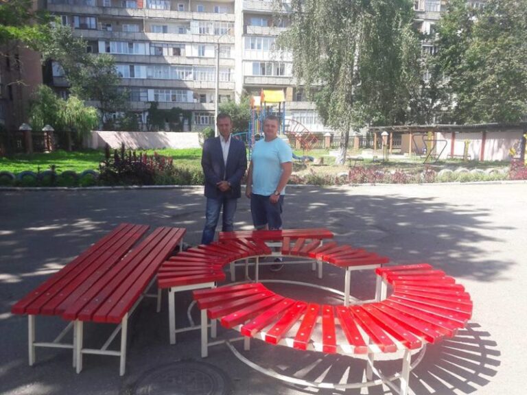 Діткам Центру соціально-психологічної реабілітації подарували лавочки (ФОТОФАКТ)