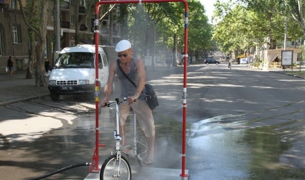 У Миколаєві, через спеку, встановили рамку з розпилювачем води