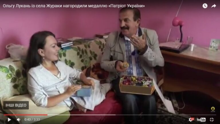 Прикарпатку, яка вишиває ікони і спрямовує гроші на передову, нагородили медаллю (ВІДЕО)