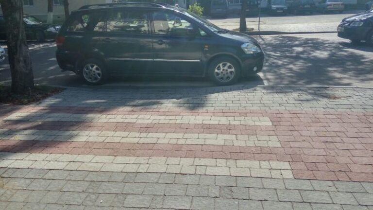 Адвокат з Горлівки отримав штраф за паркування на пішохідному переході