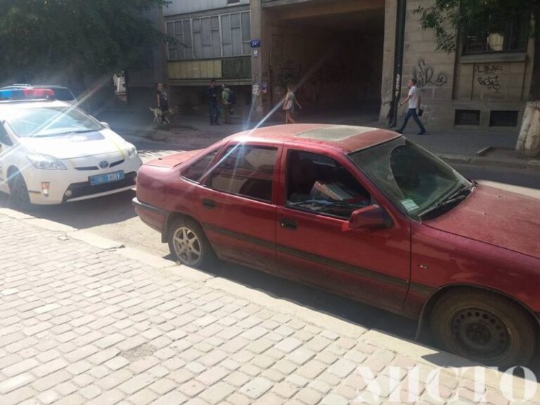 Як у Франківську рятували малюка з зачиненої автівки (ВІДЕО)
