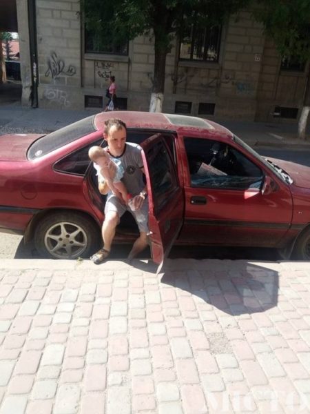 Франківці врятували немовля, яке задихалося в зачиненому авто (ФОТО)
