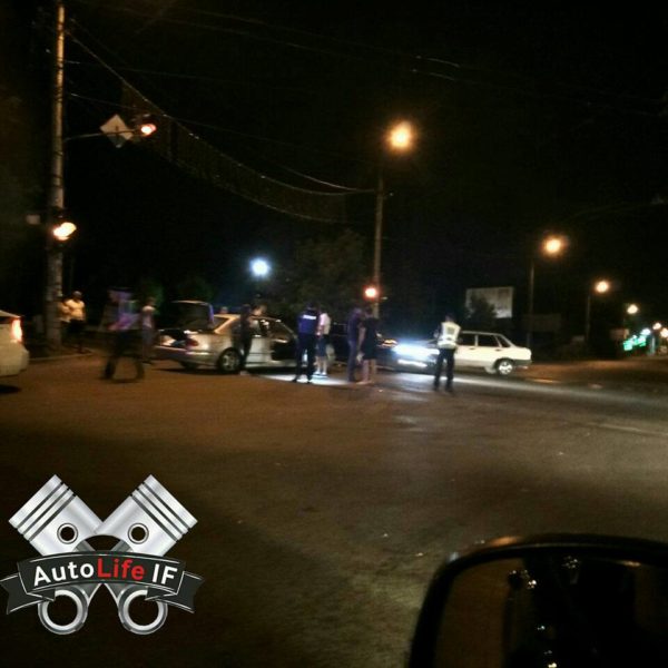 Вночі у Пасічній не розминулися Мерседес та ВАЗ (ФОТО)