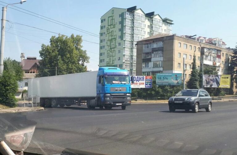 Чому за високої температури Франківськом їздить великогабаритний транспорт (ФОТО)
