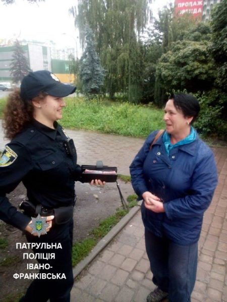 Франківська вчителька повернула чоловікові  гаманець з грошима
