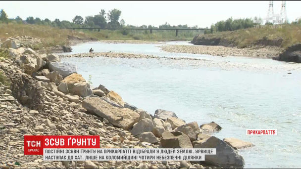 На Прикарпатті через зсуви ґрунту можуть сповзти до річки хати (ВІДЕО)
