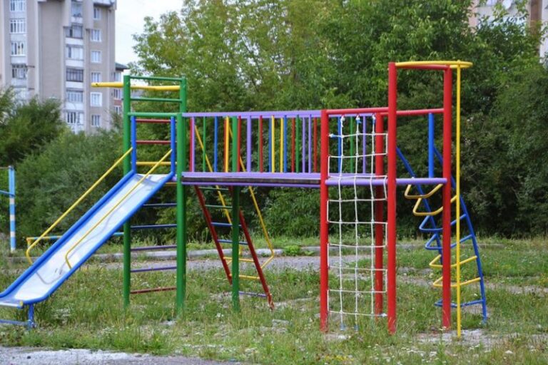 У франківській школі облаштовують ігровий майданчик (ФОТО)
